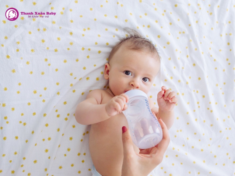trẻ sơ sinh uống nước