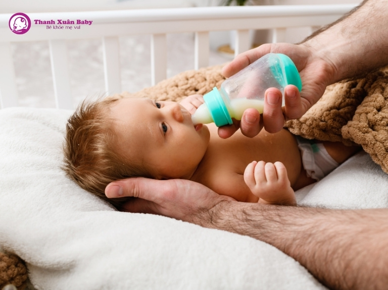 có nên cho trẻ uống xen kẽ 2 loại sữa công thức