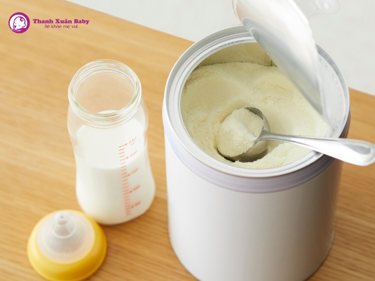 Pha sữa công thức cho nước trước hay sữa trước