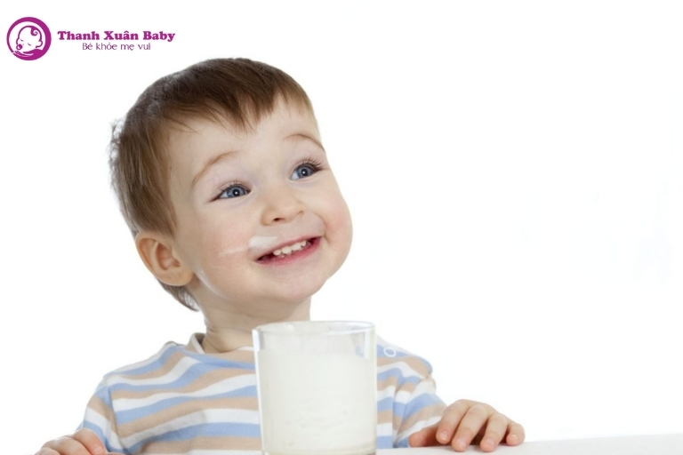 bé 1 tuổi có uống được sữa tươi