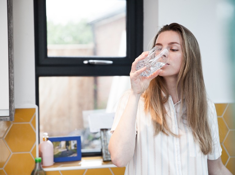 uống đủ nước giúp loại bỏ độc tố và chất cặn trong cơ thể